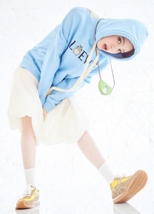 有种 清纯 叫欧阳娜娜穿短丝袜,气质纯净清爽,凹出漫画腿